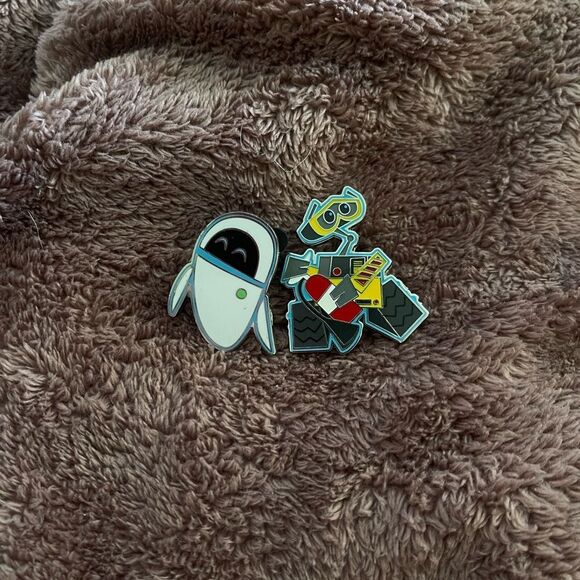Wall-e & Eve pins 🤍 - Picture 1 of 4